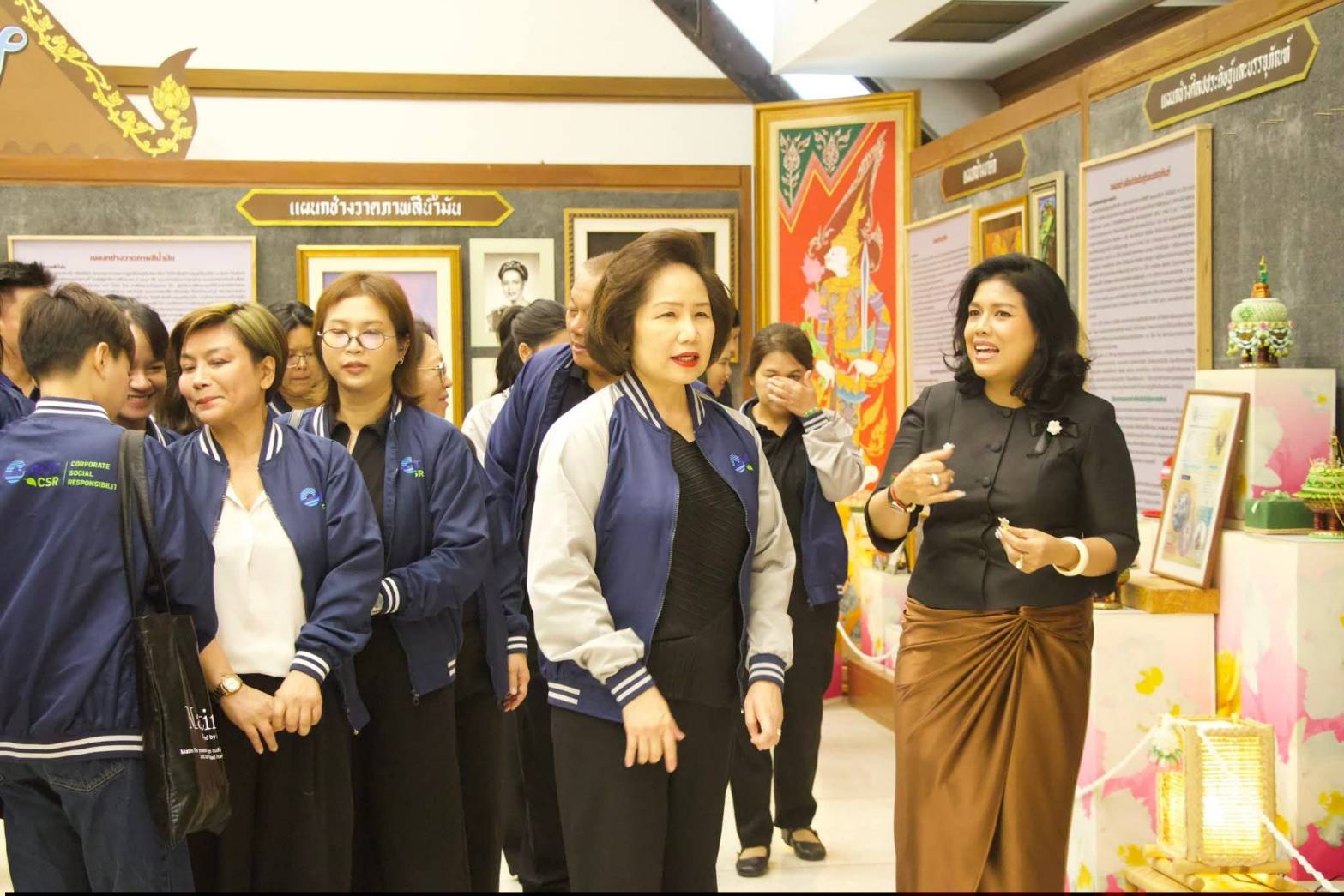 title - ผอ.ศพส. ให้การต้อนรับ ผอก.สกอญ. พร้อมด้วย คณะผู้เข้าร่วมสัมมนาเชิงปฏิบัติการฯ เข้าเยี่ยมชมแผนกฝึกอบรม และพื้นที่ภายในศูนย์ส่งเสริมและพัฒนาอาชีพเสริมนอกภาคการเกษตร